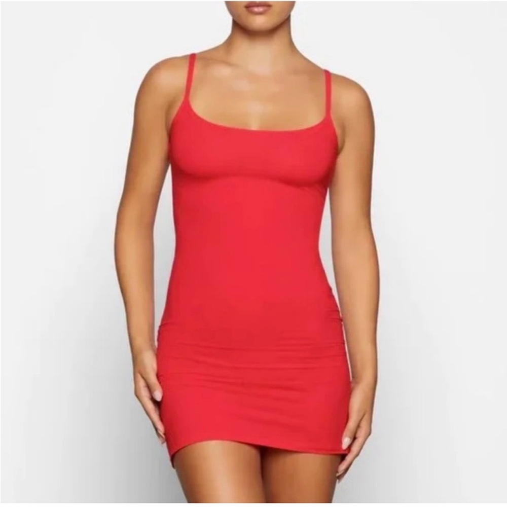 SKIMS Fits Everybody Dress “Exclusive Color” Ruby